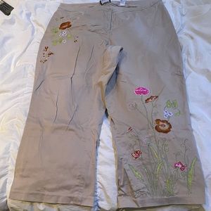 Capris pants with embroidery